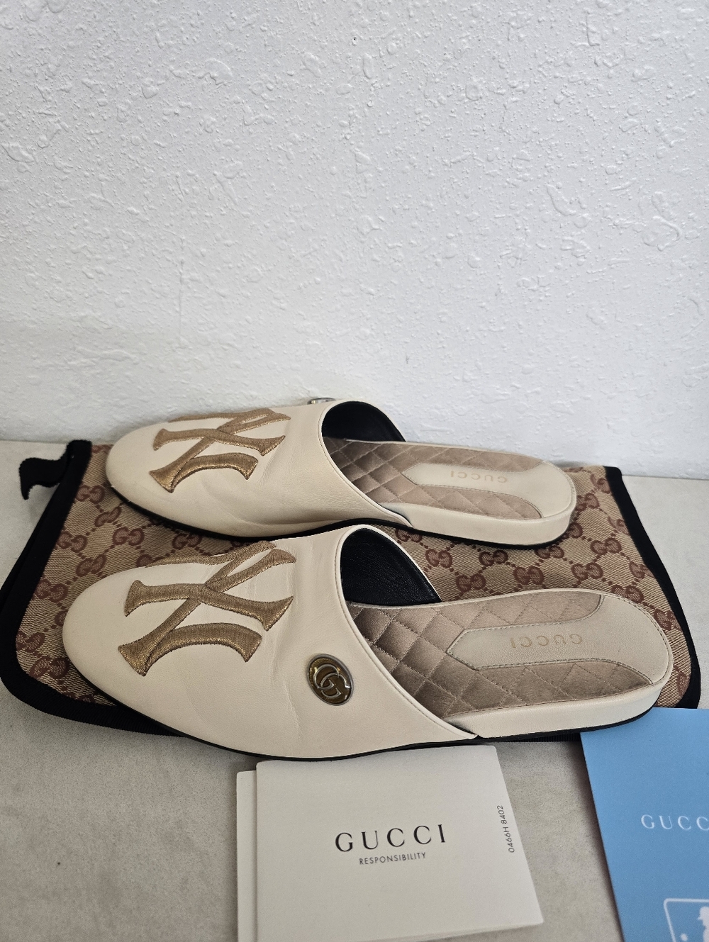 Gucci NY Yankees Cream Leather Slip-On Mules Gold Embroidered Logo Sz 37 In Box - Picture 4 of 13